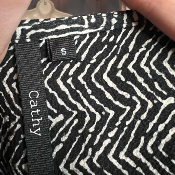 Black and white pattern blouse - Picture 3 of 3